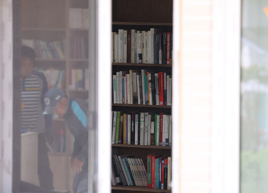 13일 경남 양산시 하북면 평산마을 문재인 전 대통령 책방 건물 내 서가에 다양한 책이 꽂혀 있다.  연합뉴스